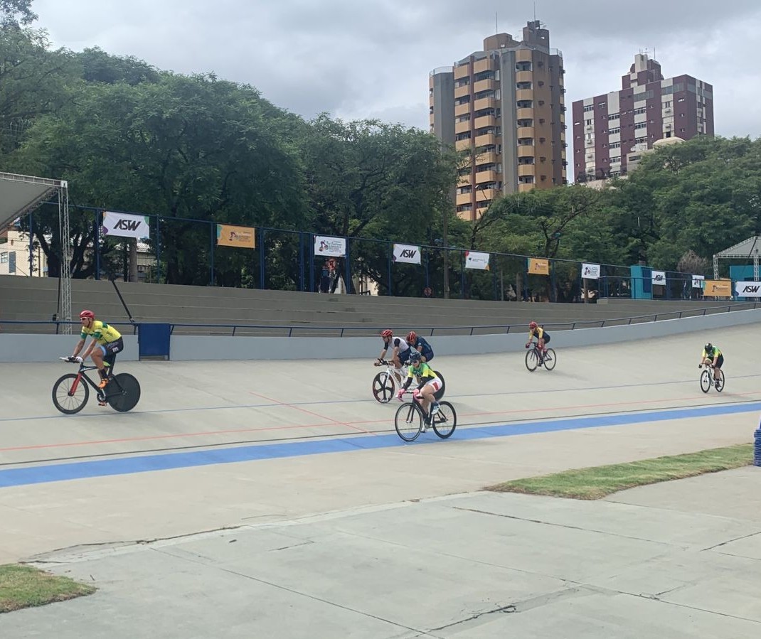 Ciclistas se preparam no último treino antes do início do Pan-americano, em Maringá