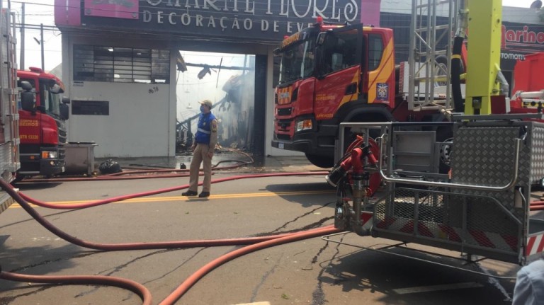 Incêndio destrói empresa de decoração de eventos em Maringá