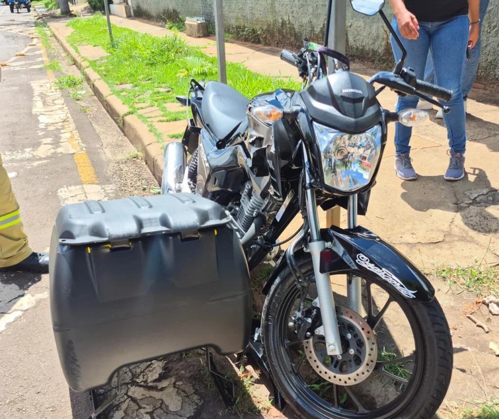 Acidente entre carro e motocicleta deixa duas pessoas feridas em Maringá