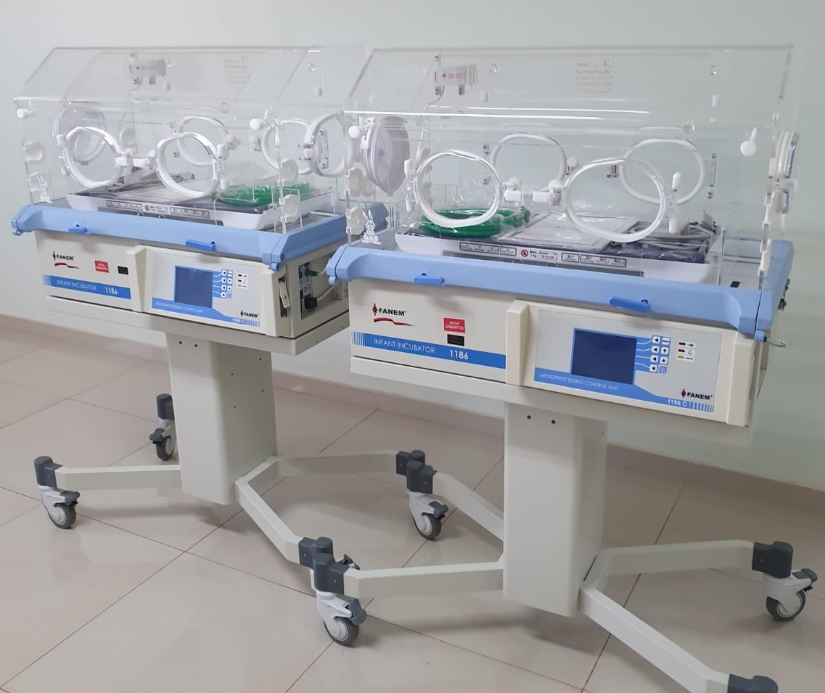 HU de Maringá ganha três incubadoras neonatais e um berço aquecido