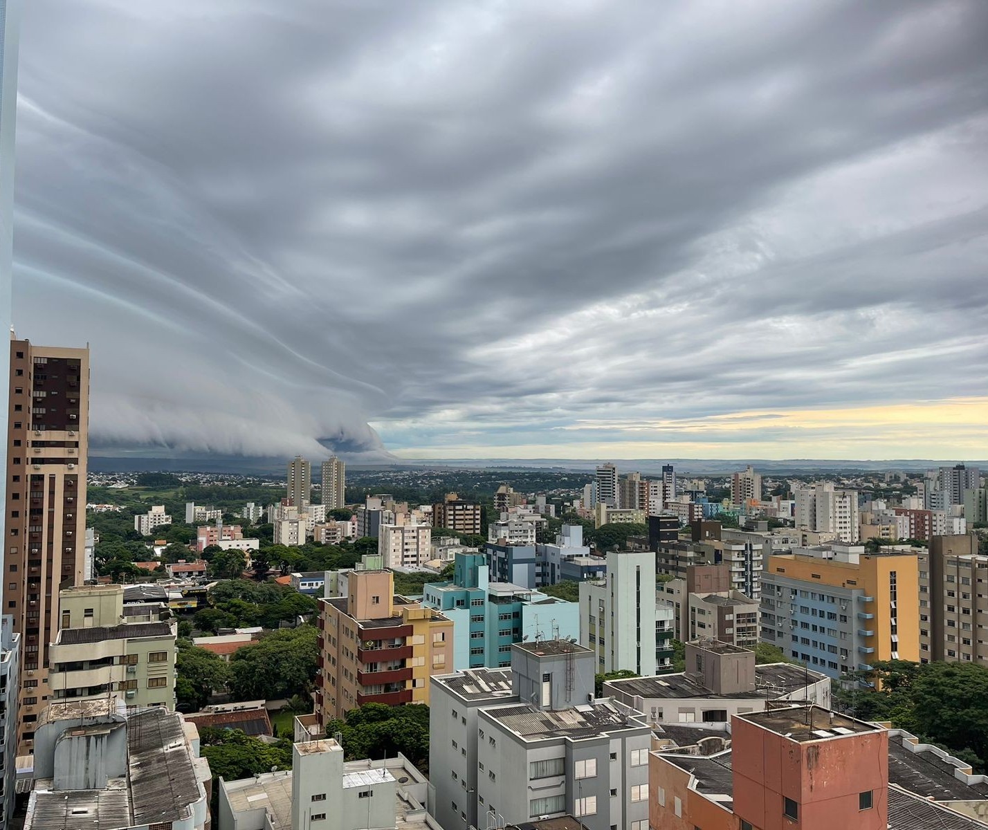 ‘Nuvem prateleira’ chama a atenção de moradores de Maringá; entenda o fenômeno