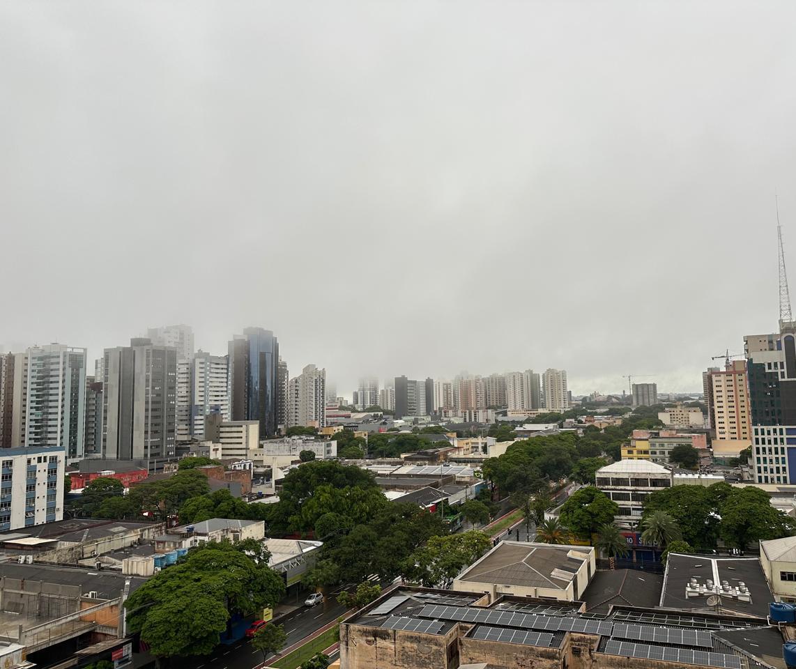 Terça-feira (16) amanhece com chuva e tempo fechado em Maringá