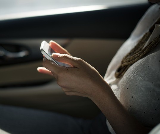 França proíbe uso de celulares dentro do carro parado no acostamento