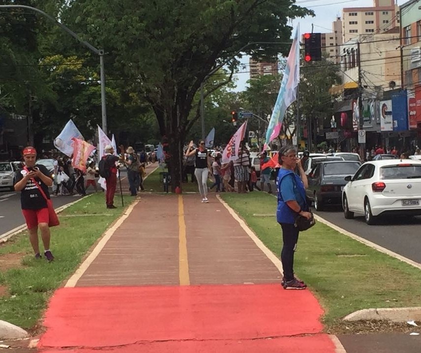 Cabos eleitorais lotam ruas de Maringá com bandeiras de candidatos