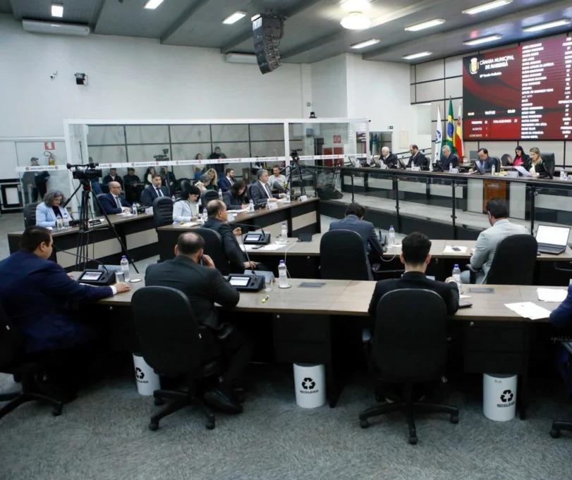 Câmara de Maringá autoriza viagem de Silvio à Colômbia por 13 votos favoráveis e cinco contrários