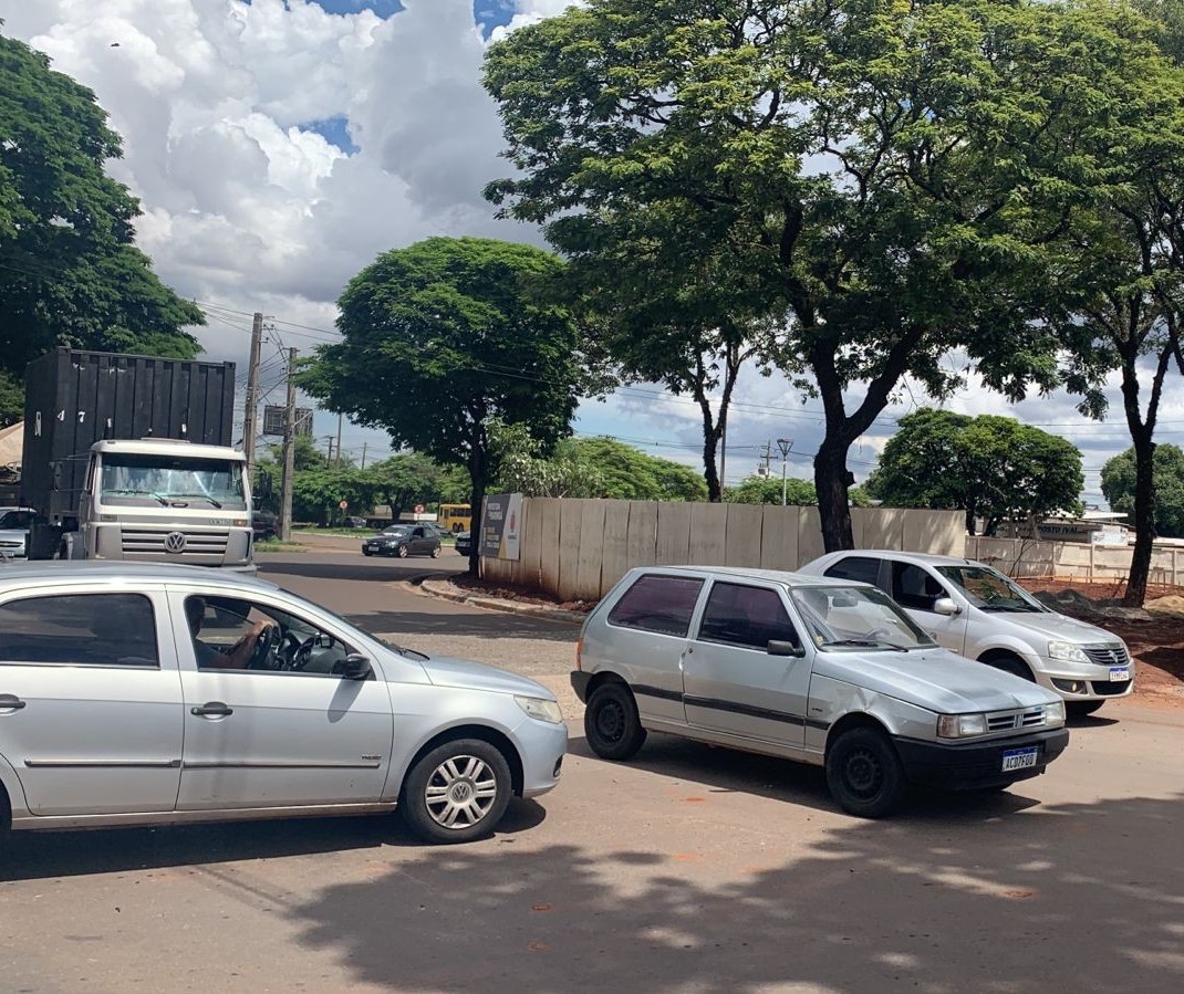 Motoristas reclamam do trânsito por causa da obra na Praça Ivaí em Maringá