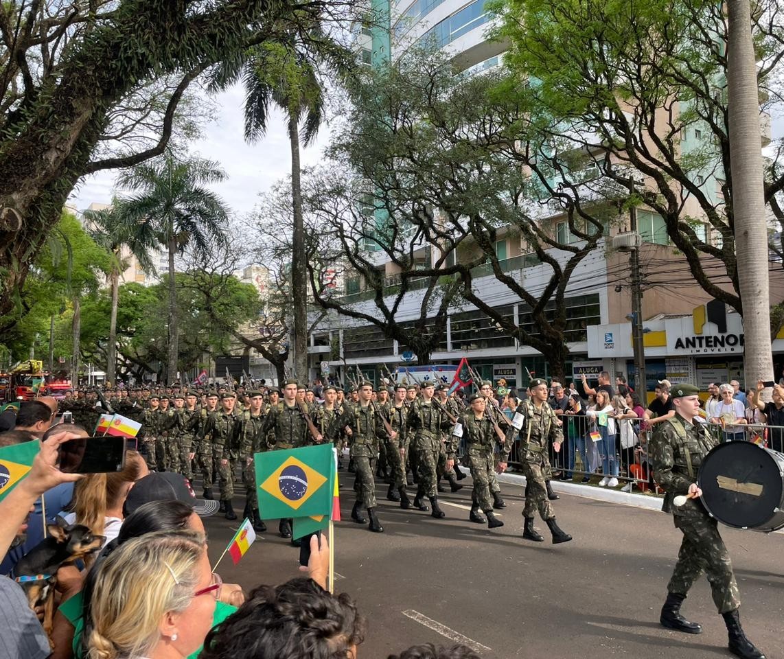 Milhares de pessoas acompanham desfile de 7 de Setembro em Maringá