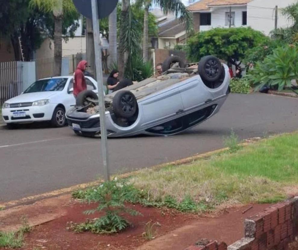 Carro capota ao bater em veículo estacionado na região da Avenida Gastão Vidigal, em Maringá