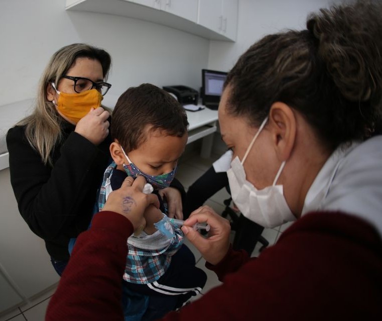 Crianças de seis meses a dois anos com comorbidades começam a ser imunizadas contra a Covid-19 nessa terça-feira (22)
