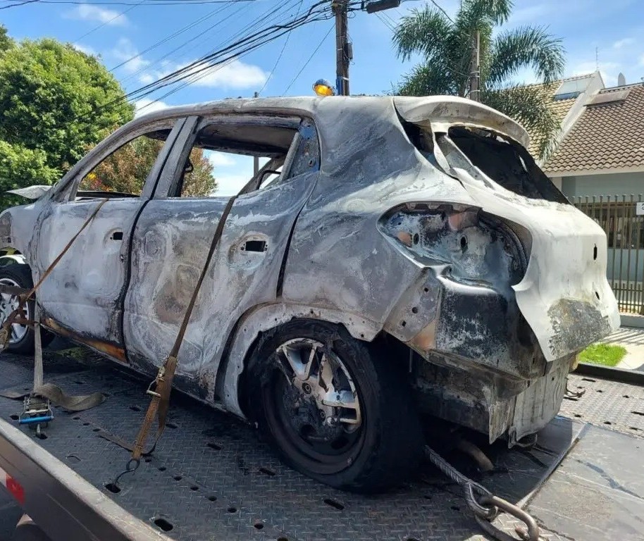 Carro encontrado incendiado foi usado em assassinato no Jardim Alvorada; vítima é identificada
