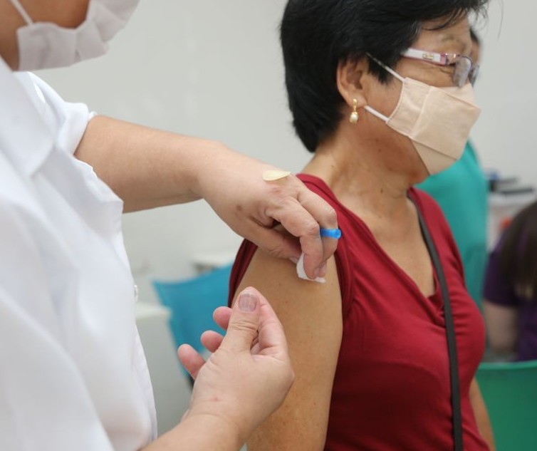 Maringá começa a aplicar vacina bivalente em  trabalhadores da saúde 