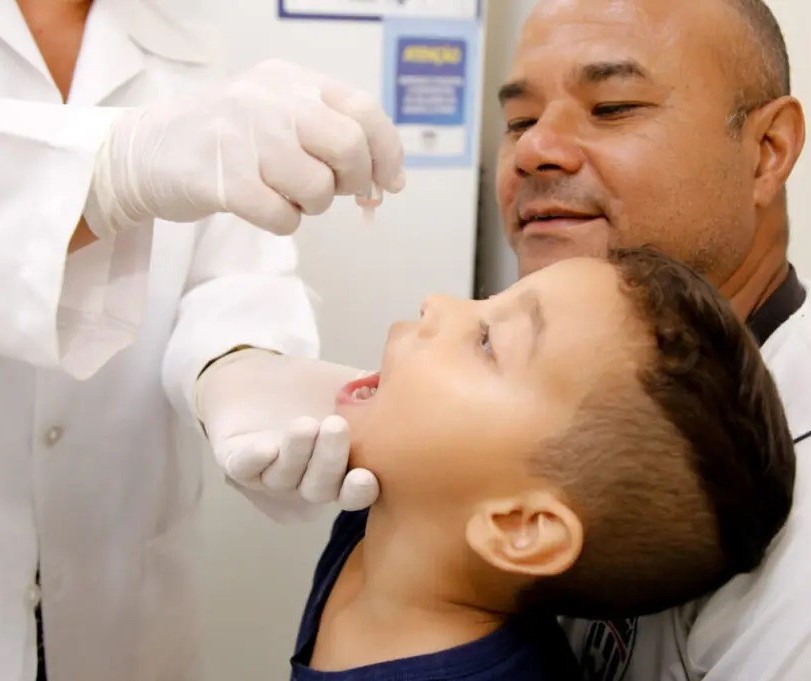 Começa em Maringá a campanha de vacinação contra a paralisia infantil