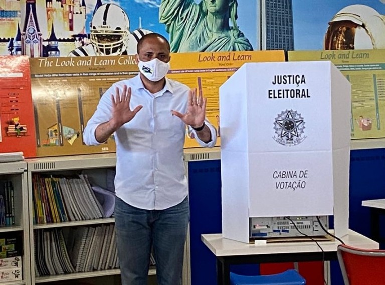 Deputado Do Carmo vota no Colégio Objetivo