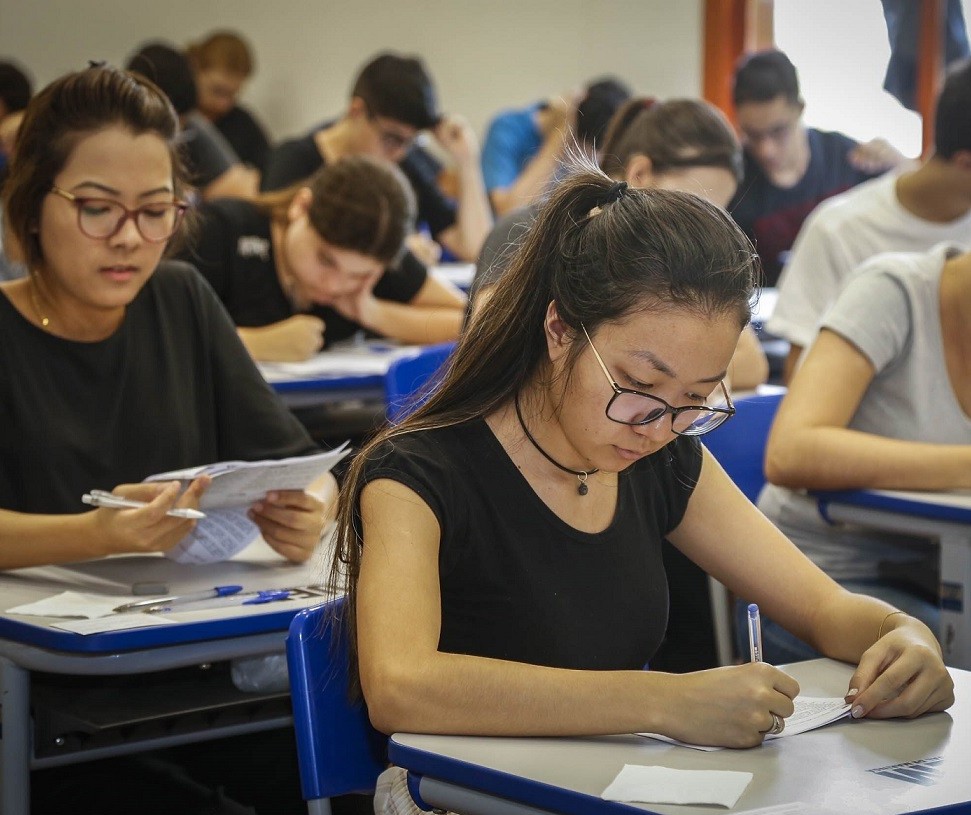 Com vagas sobrando, candidatos com ensino médio podem se inscrever na UEM