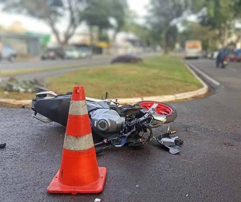 Motociclista é atropelado após veículo invadir a preferencia; motorista fugiu sem prestar socorro