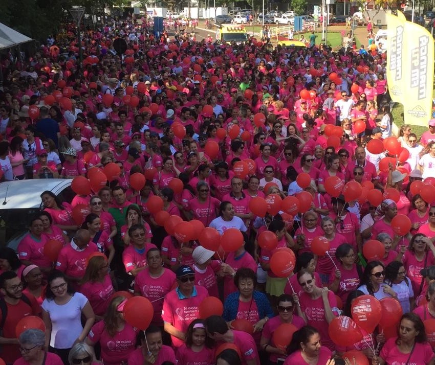 População se une em caminhada contra o câncer de mama