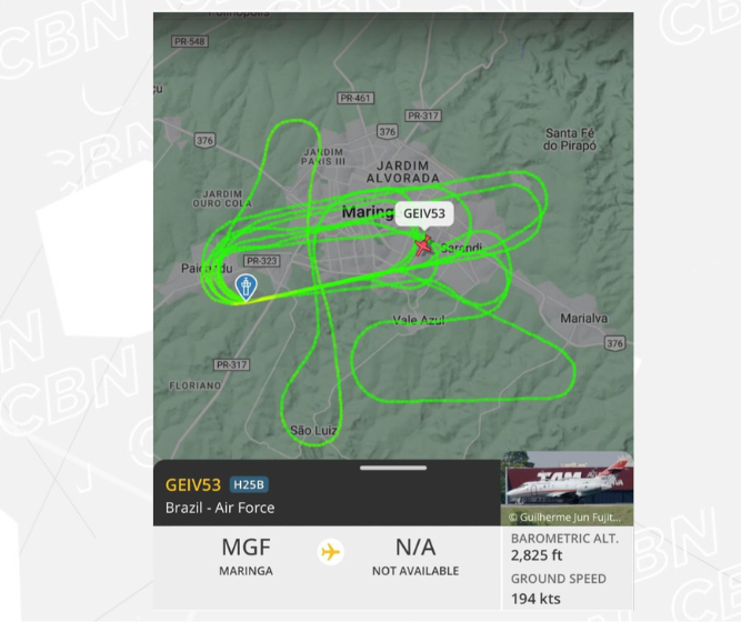 Avião da FAB sobrevoa Maringá em círculos para inspeção periódica