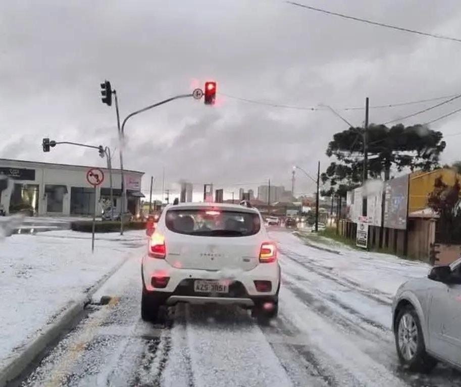 Granizo de 3 cm causa danos e destelhamentos em Ponta Grossa