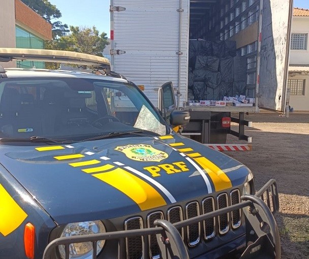 Três caminhões com cigarros contrabandeados são apreendidos pela PRF, na região de Maringá