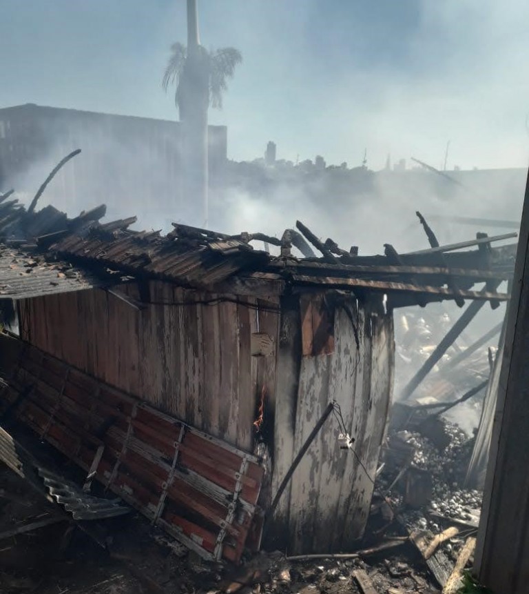 Incêndio destrói edificação de madeira em Maringá