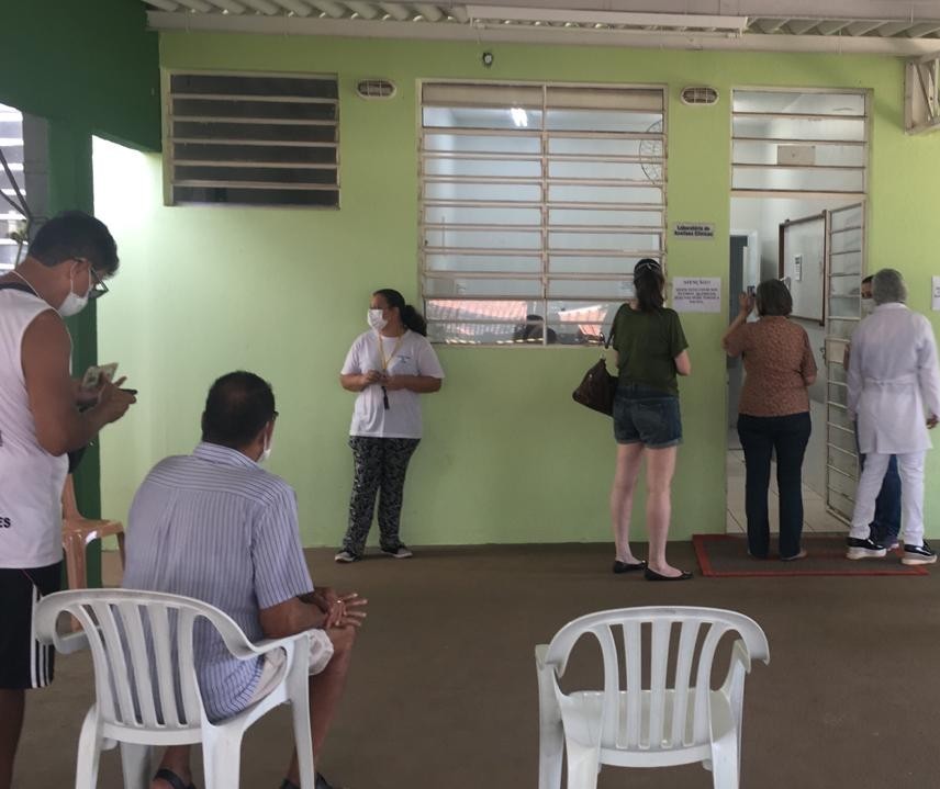 Idosos com 76 anos ou mais estão sendo vacinados neste sábado (20) em Maringá