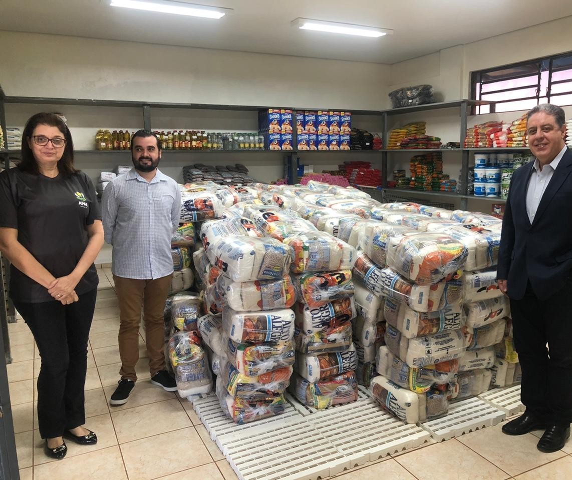 Operadora de plano de saúde doa toneladas de alimentos a entidades