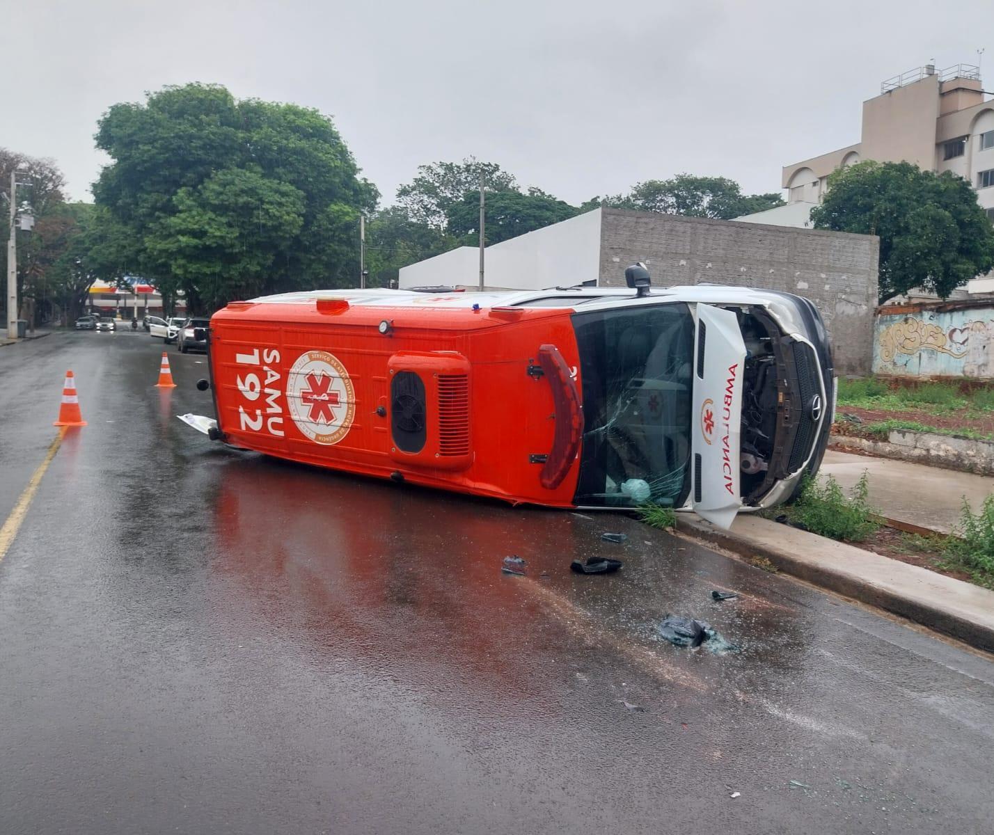 Ambulância do Samu tomba após acidente na Zona 4