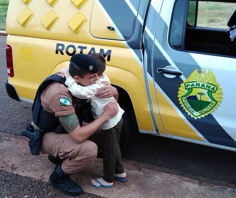 Policiais arrecadam dinheiro, alimentos e roupas para ajudar família