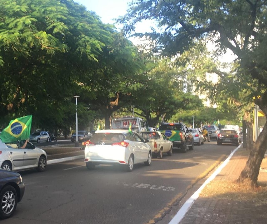 Centenas de manifestantes pró-Bolsonaro fazem carreata em Maringá