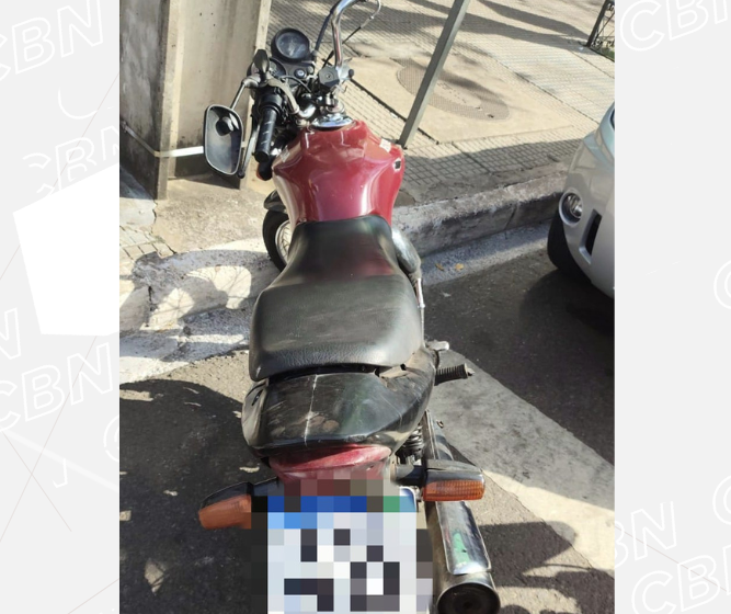 Agentes de trânsito apreendem moto com mais de R$ 100 mil em débitos
