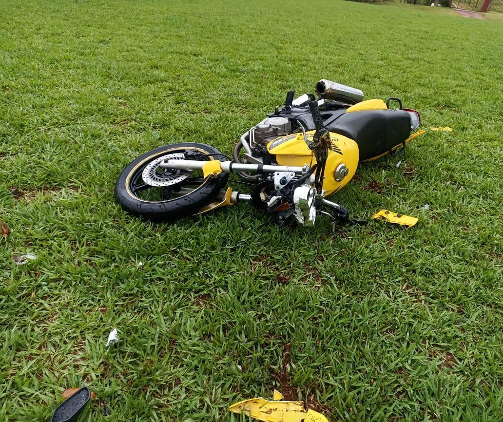 Motocicleta invade rotatória, tomba e motociclista morre