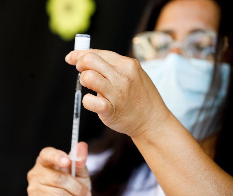 Maringá começa a vacinar contra Covid-19 bebês sem comorbidade