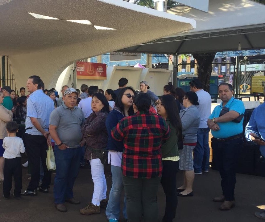 Público faz fila na entrada  do parque de exposições, para a Expoingá