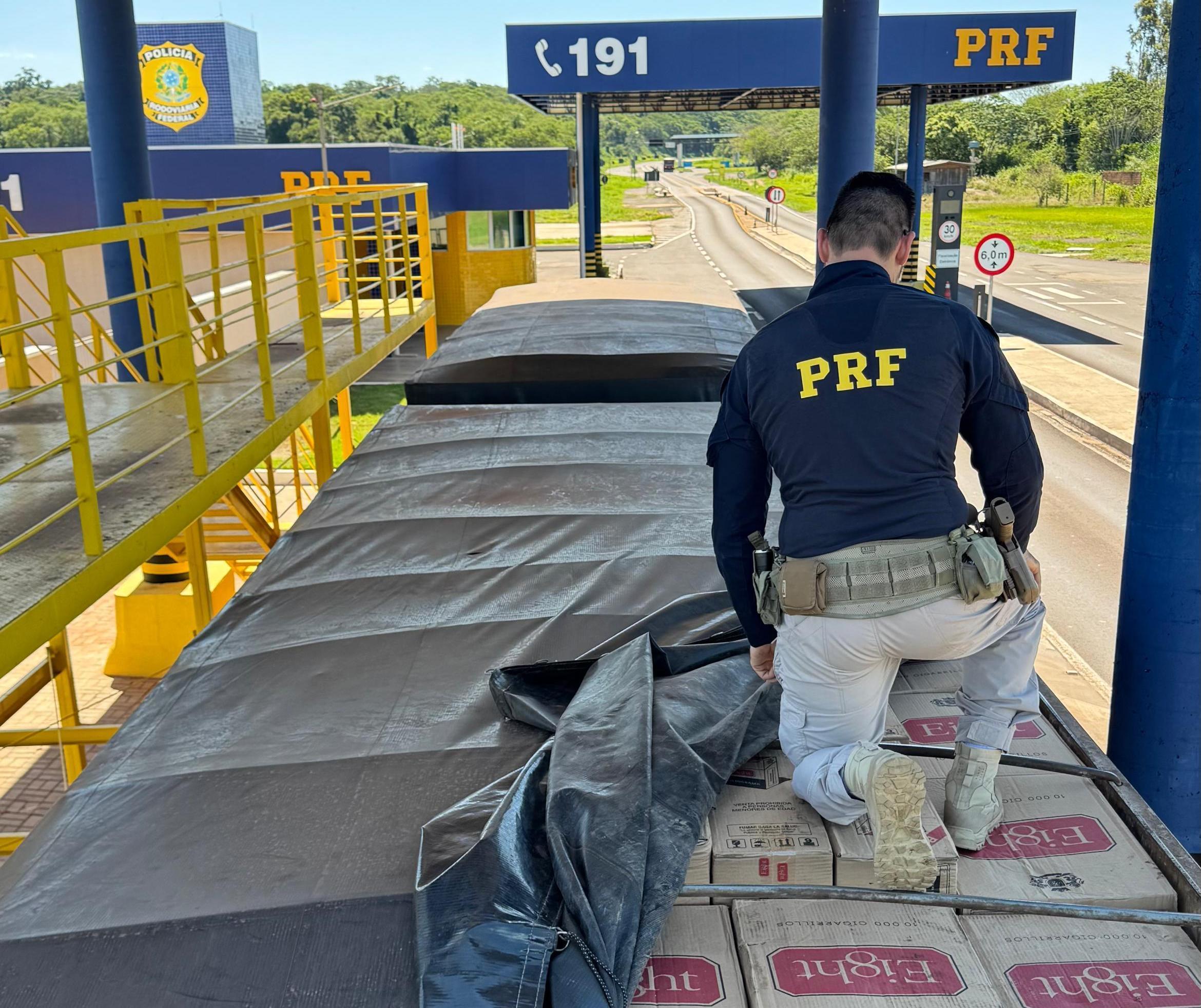 PRF apreende 600 mil maços de cigarros em bitrem em Alto Paraíso