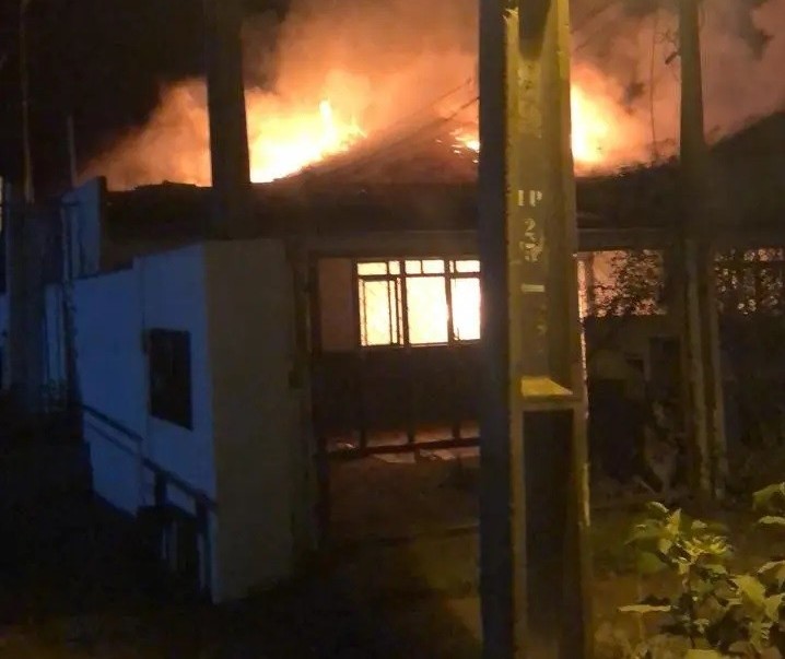 Incêndio destrói casa em Maringá habitada por moradores de rua
