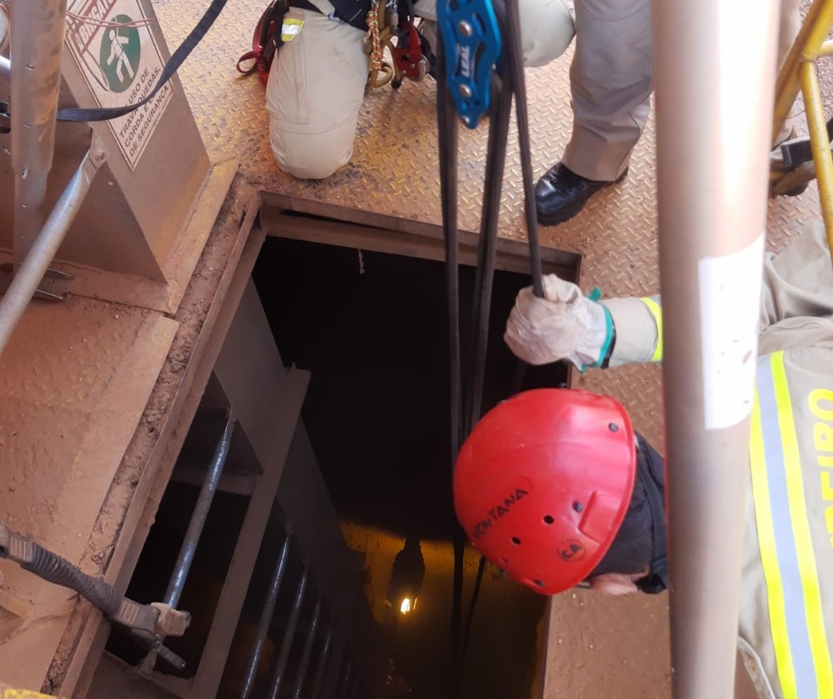 Trabalhador fica ferido ao cair em fosso de elevador