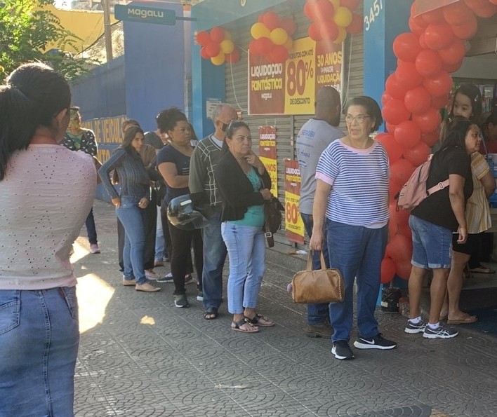 Consumidores acordam cedo para aproveitar liquidação em Maringá