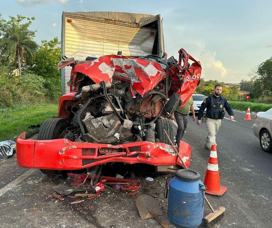 Motorista morre em acidente entre dois caminhões em Marialva