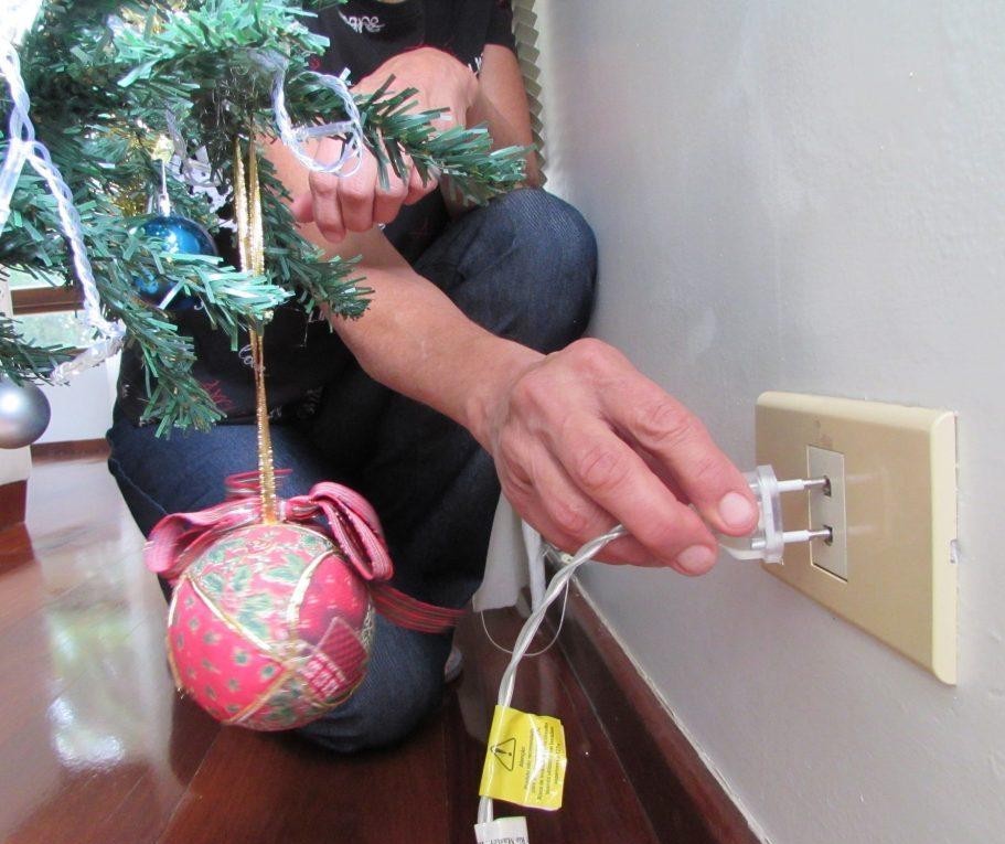 Para evitar acidentes domésticos, é preciso ter cuidado ao instalar luzes de Natal em casa