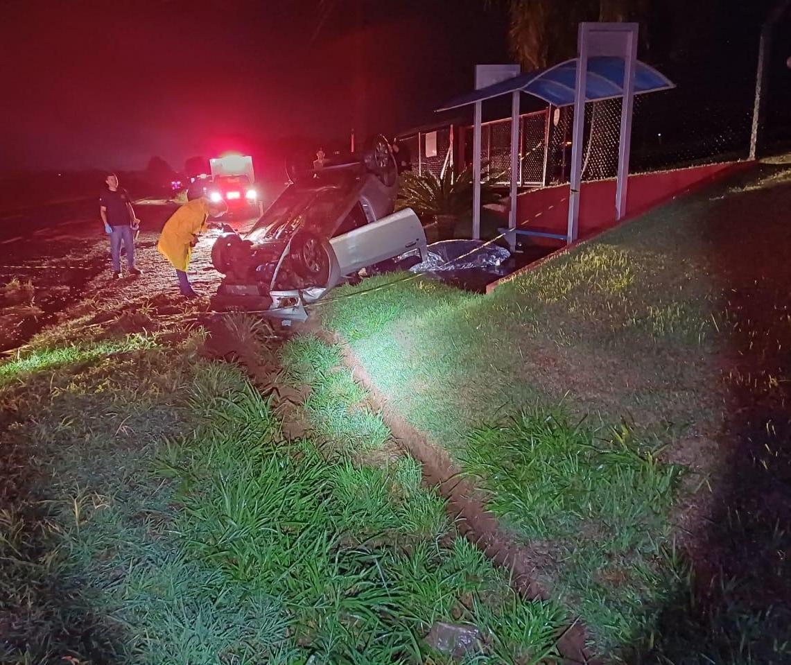 Motorista atropela capivara, capota carro e morre; e durante atendimento condutor embriagado bate em viatura da PRF