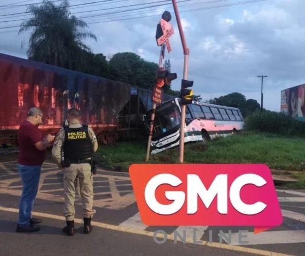 Ônibus do transporte coletivo é arrastado por trem em Sarandi