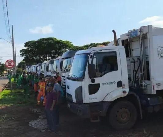 Coletores de lixo em Sarandi paralisam atividades por melhores salários e condições de trabalho