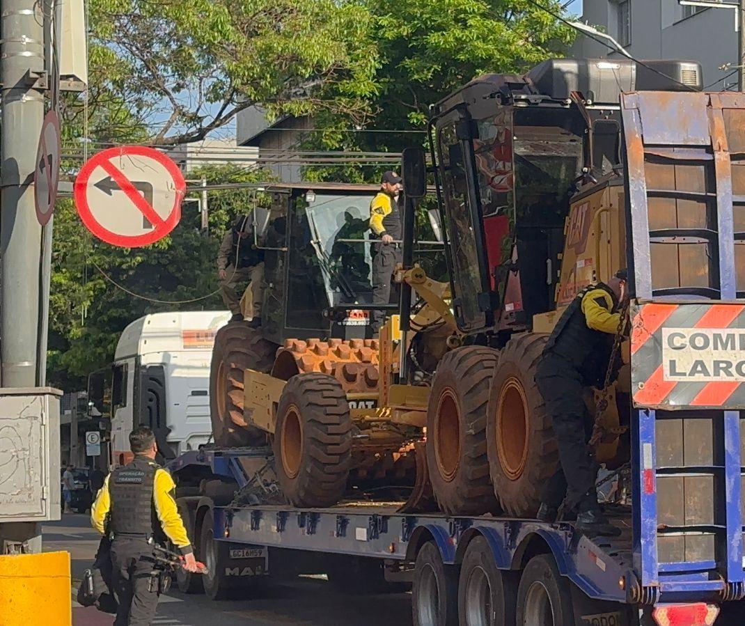 Caminhão arranca fiação e desliga semáforo na Avenida Brasil