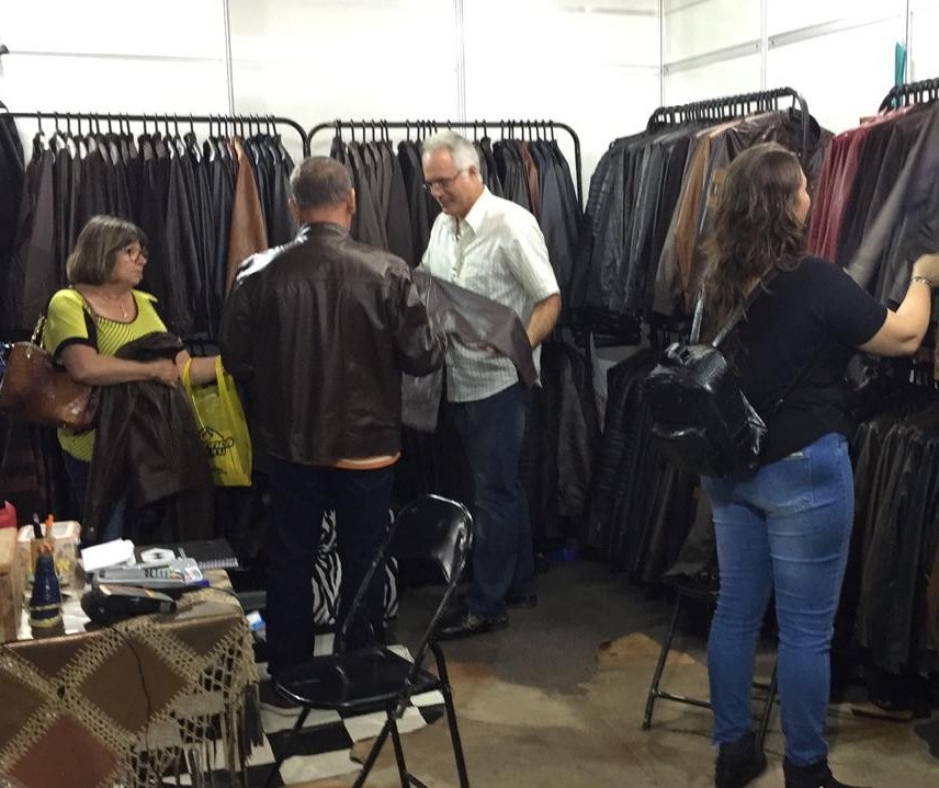 Chegada de frente fria anima comércio de roupas de couro na Expoingá