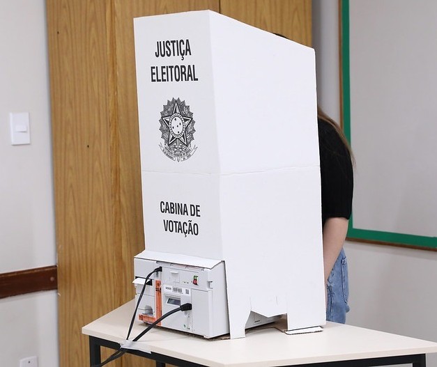 Eleitora tira foto na cabine de votação em Maringá