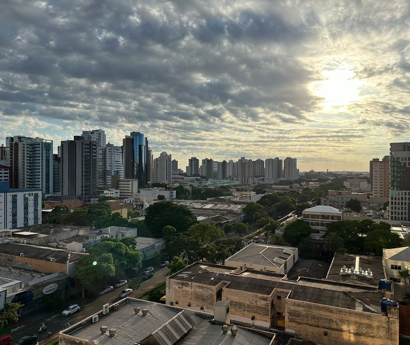 Tempo segue quente e seco nesta quinta-feira (14); máxima prevista é de 36º C