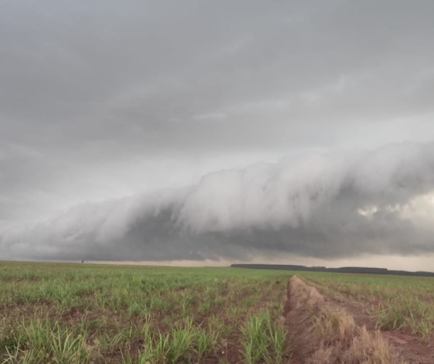 Caçadores de tempestade registram ‘shelf cloud’ na região