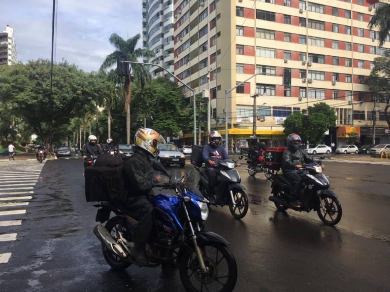 Motoristas e motociclistas protestam contra o aumento de preço dos combustíveis