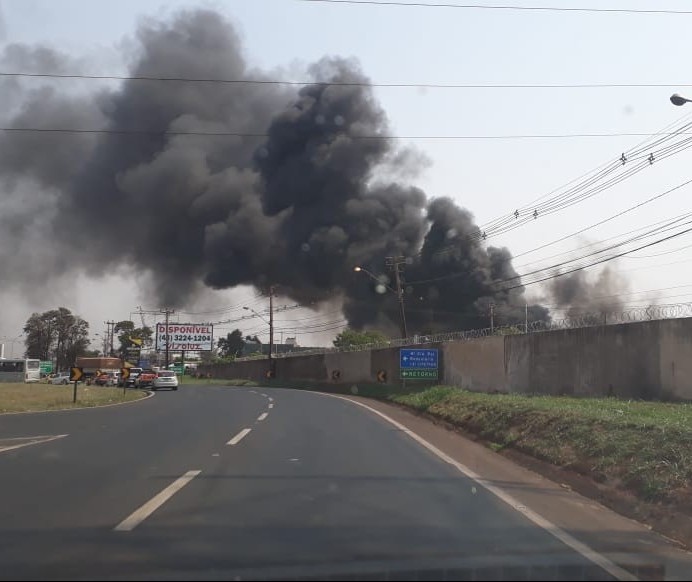 Barracão de fábrica de estofados pega fogo em Maringá