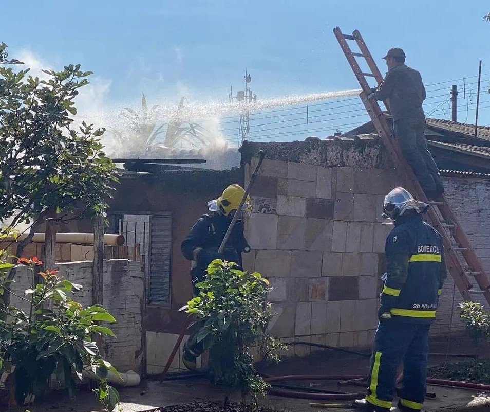Briga de casal termina com casa incendiada em Paiçandu